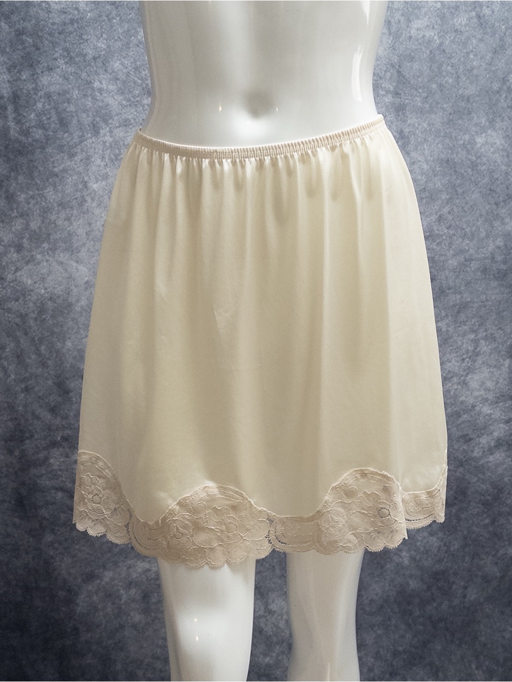 Vintage Vanity Fair Ivory Half Slip, 70s / 80s, Scalloped Lace Edge, Size S
